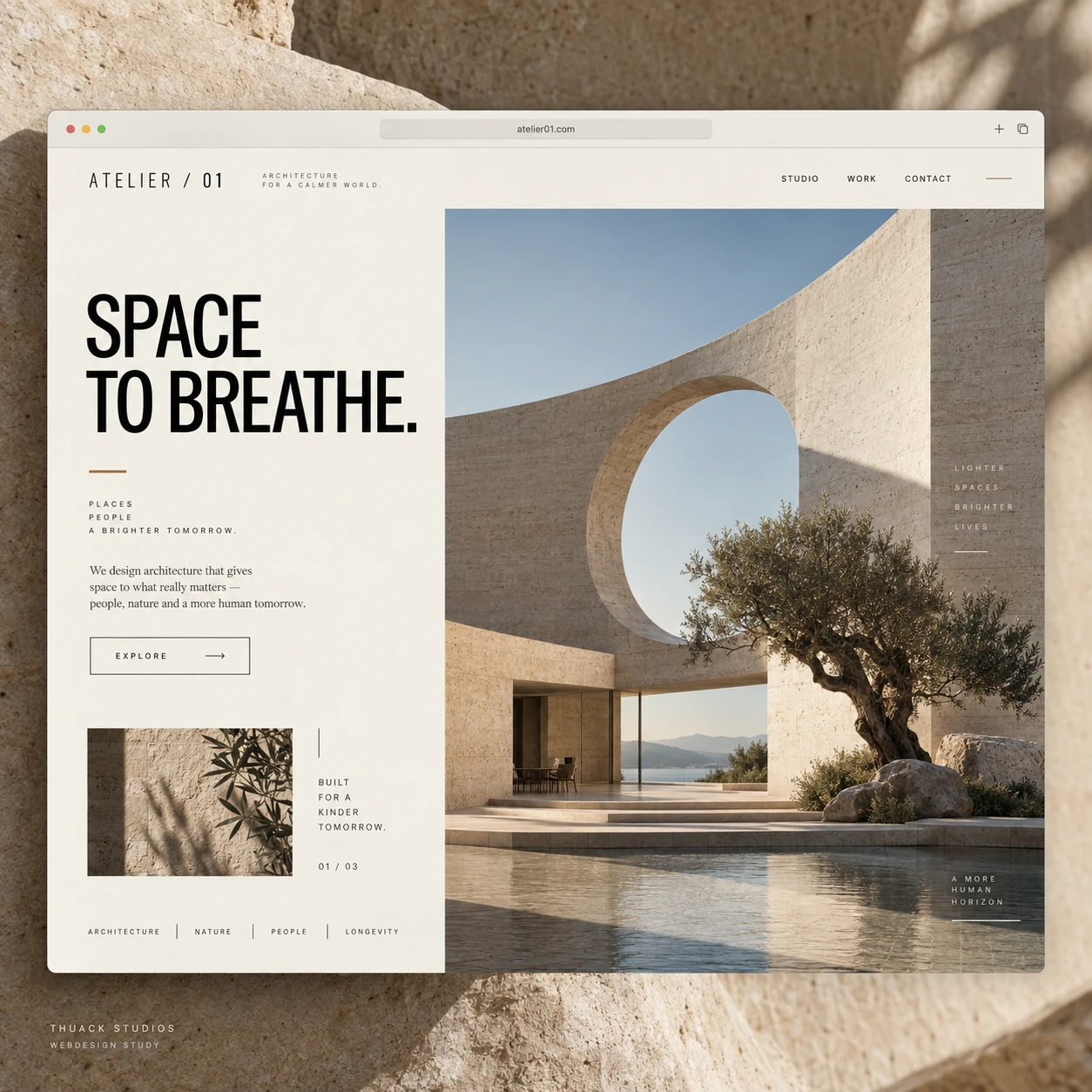 ATELIER / 01: Webdesign-Konzept in warmem Elfenbein mit monumentaler Travertin-Architektur und markanter Typografie.